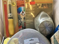Doos met restanten, retour uit verkoop, meest huishoud. - afbeelding 8 van  11