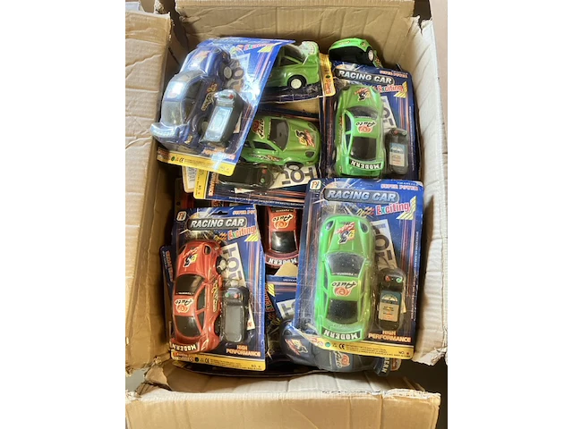 Doos met ruim 20 autos op kaart. werking onbekend - afbeelding 1 van  5