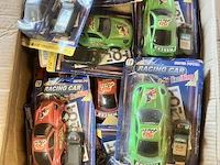 Doos met ruim 20 autos op kaart. werking onbekend - afbeelding 1 van  5