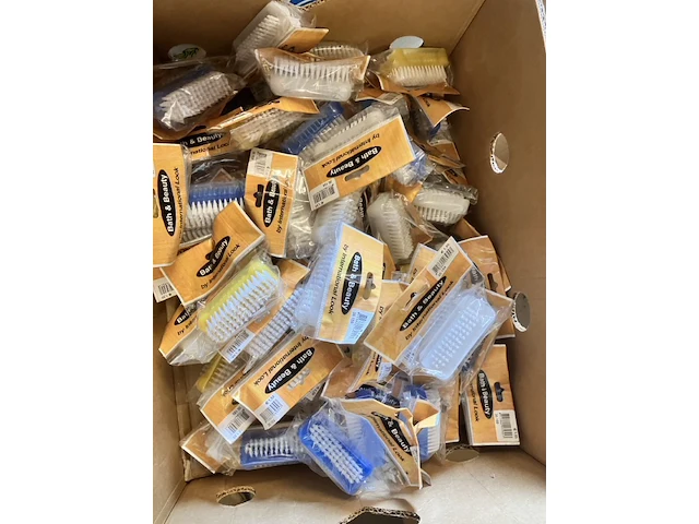 Doos met ruim 60 nagelborsteltjes in verpakking en een beetje douchemutsen in een verpakking - afbeelding 2 van  7