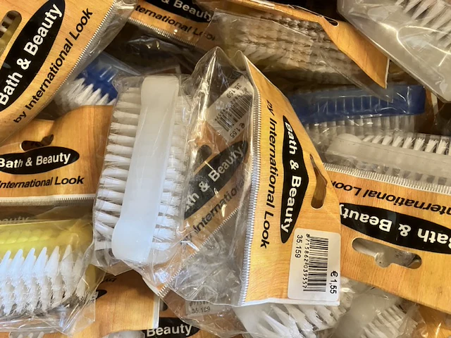 Doos met ruim 60 nagelborsteltjes in verpakking en een beetje douchemutsen in een verpakking - afbeelding 3 van  7