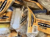 Doos met ruim 60 nagelborsteltjes in verpakking en een beetje douchemutsen in een verpakking - afbeelding 3 van  7