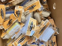 Doos met ruim 60 nagelborsteltjes in verpakking en een beetje douchemutsen in een verpakking - afbeelding 5 van  7