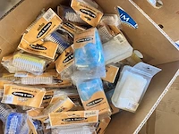 Doos met ruim 60 nagelborsteltjes in verpakking en een beetje douchemutsen in een verpakking - afbeelding 7 van  7