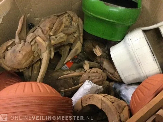 Doos met tuin decoraties e.d. diversen, rood/wit/groen - afbeelding 2 van  5