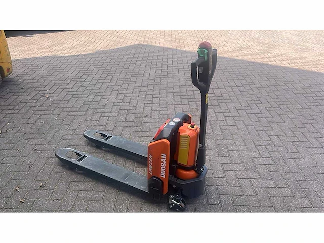 Doosan - 2022 - lpm15n - elektrische palletwagen - afbeelding 2 van  5