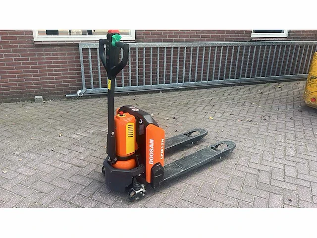 Doosan - 2022 - lpm15n - elektrische palletwagen - afbeelding 1 van  5