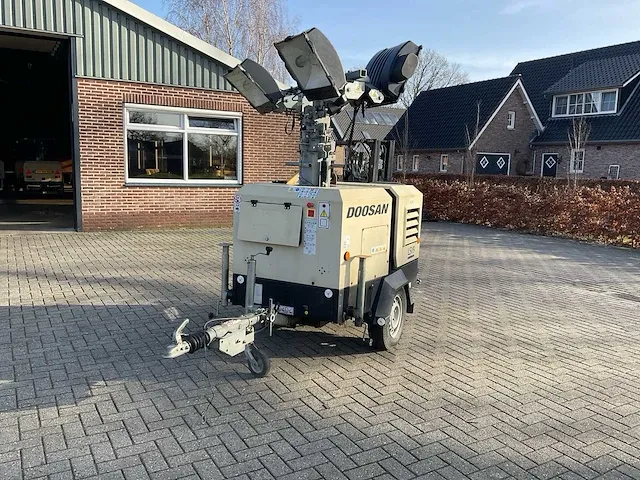 Doosan lsv9 stroomgenerator - afbeelding 1 van  8