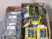 Doosvol haakjes en doos wieltjes 32 mm in blister (d1644) - afbeelding 2 van  3