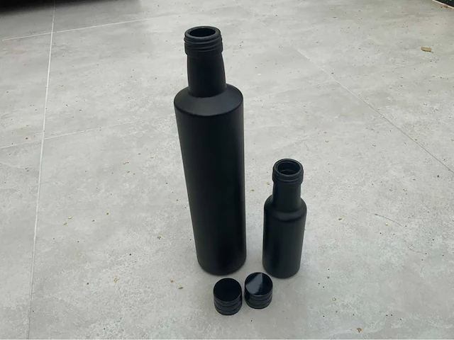 Dop seal apparaat met compressor, vulmachine en voorraad (3000 flesjes) - afbeelding 2 van  29