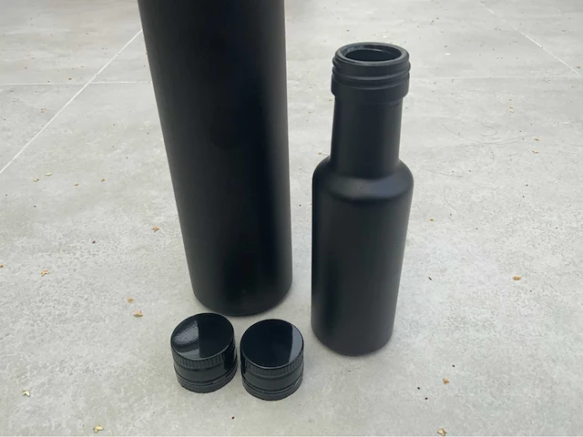 Dop seal apparaat met compressor, vulmachine en voorraad (3000 flesjes) - afbeelding 3 van  29