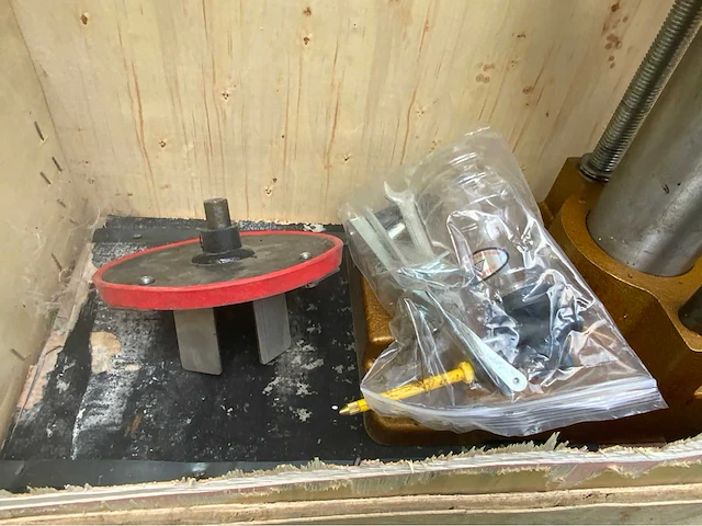 Dop seal apparaat met compressor, vulmachine en voorraad (3000 flesjes) - afbeelding 7 van  29
