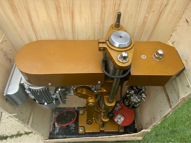 Dop seal apparaat met compressor, vulmachine en voorraad (3000 flesjes) - afbeelding 8 van  29