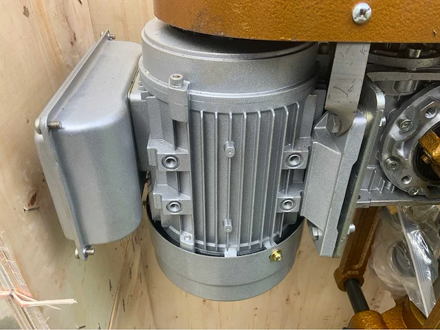 Dop seal apparaat met compressor, vulmachine en voorraad (3000 flesjes) - afbeelding 9 van  29