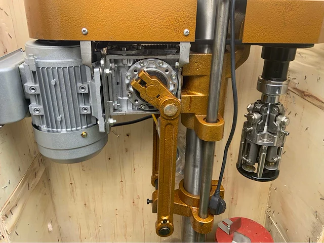 Dop seal apparaat met compressor, vulmachine en voorraad (3000 flesjes) - afbeelding 11 van  29