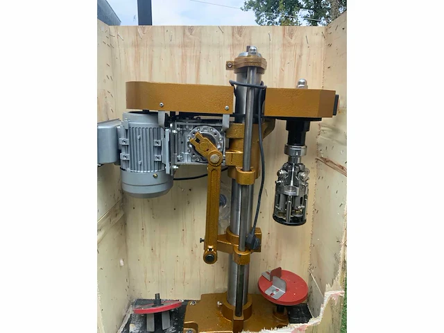 Dop seal apparaat met compressor, vulmachine en voorraad (3000 flesjes) - afbeelding 1 van  29