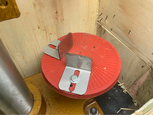 Dop seal apparaat met compressor, vulmachine en voorraad (3000 flesjes) - afbeelding 14 van  29