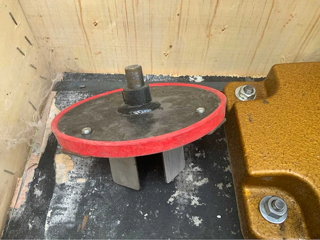 Dop seal apparaat met compressor, vulmachine en voorraad (3000 flesjes) - afbeelding 15 van  29