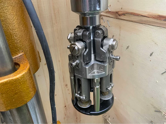 Dop seal apparaat met compressor, vulmachine en voorraad (3000 flesjes) - afbeelding 16 van  29