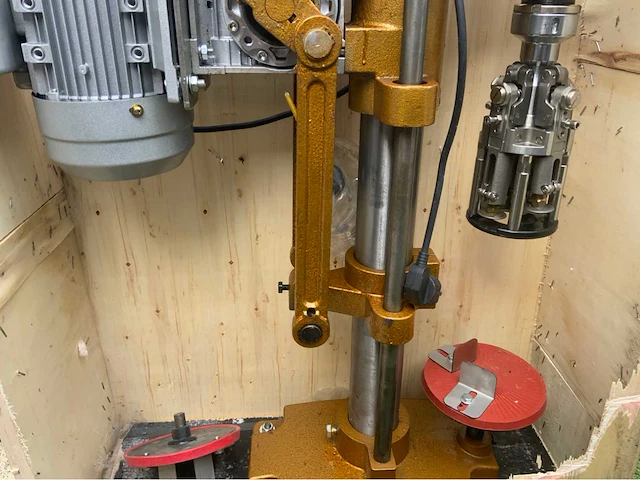 Dop seal apparaat met compressor, vulmachine en voorraad (3000 flesjes) - afbeelding 17 van  29