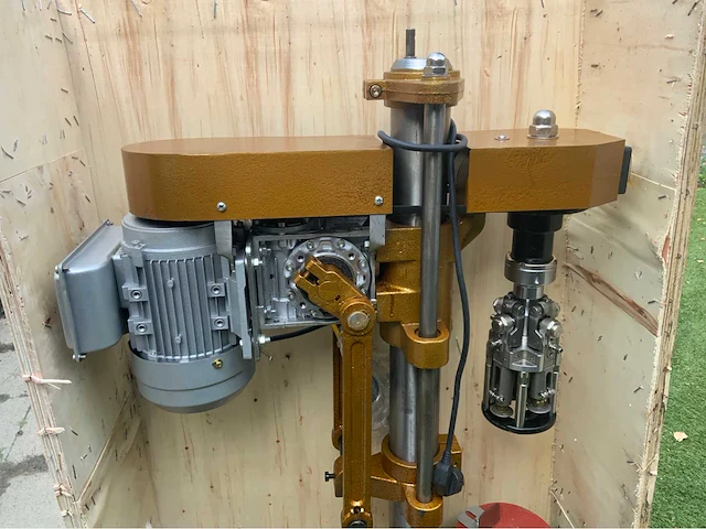 Dop seal apparaat met compressor, vulmachine en voorraad (3000 flesjes) - afbeelding 18 van  29
