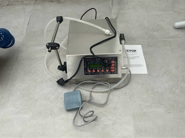 Dop seal apparaat met compressor, vulmachine en voorraad (3000 flesjes) - afbeelding 21 van  29