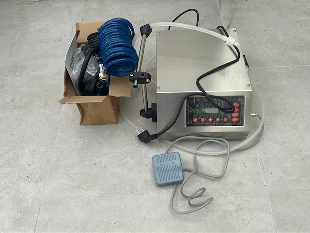 Dop seal apparaat met compressor, vulmachine en voorraad (3000 flesjes) - afbeelding 23 van  29