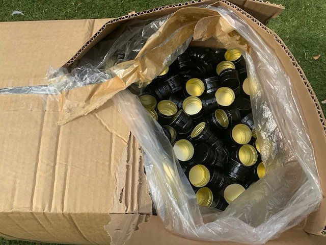 Dop seal apparaat met compressor, vulmachine en voorraad (3000 flesjes) - afbeelding 24 van  29