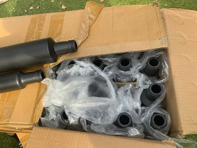 Dop seal apparaat met compressor, vulmachine en voorraad (3000 flesjes) - afbeelding 25 van  29