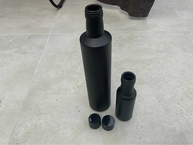 Dop seal apparaat met compressor, vulmachine en voorraad (3000 flesjes) - afbeelding 27 van  29