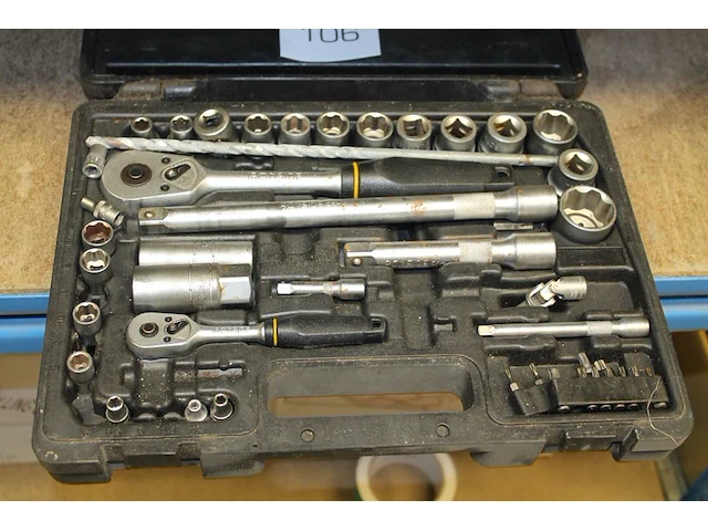 Dopsleutelset in koffer. - afbeelding 2 van  2