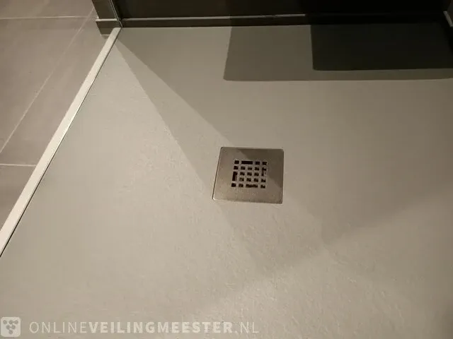 Douchebak met glazen inloopdouche en wand zit - afbeelding 7 van  7