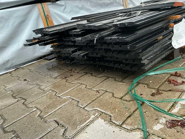 Douglas design tripple deens profiel zwart gespoten 22x142mm, lengte 500cm (70x) - afbeelding 1 van  3