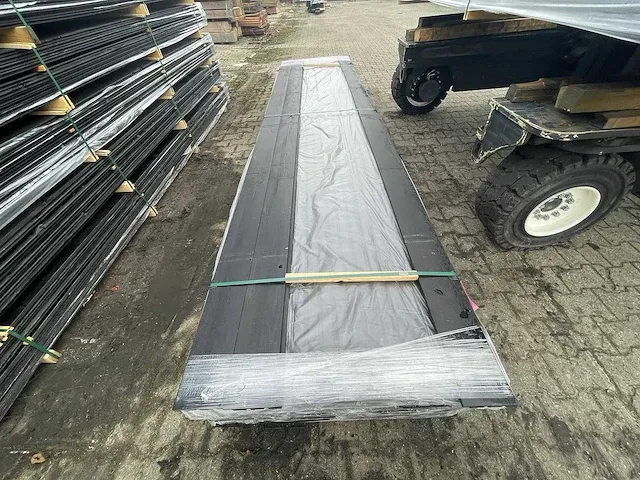 Douglas design/tripple/deens rabat zwart gecoat 22x142mm, lengte 360cm (99x) - afbeelding 1 van  3