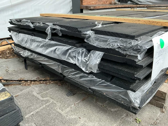 Douglas halfhoutsrabat zwart gespoten 18x185mm, lengte 600cm (50x) - afbeelding 2 van  3