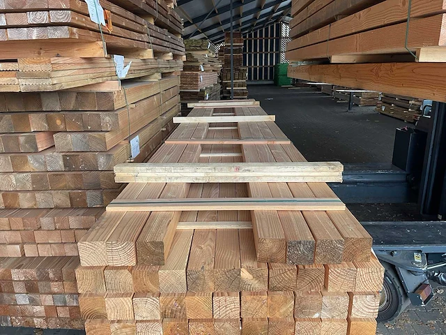 Douglas palen geschaafd 90x90mm, lengte 500cm (40x) - afbeelding 1 van  3