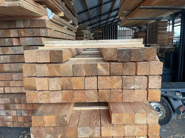 Douglas palen geschaafd 90x90mm, lengte 500cm (40x) - afbeelding 3 van  3