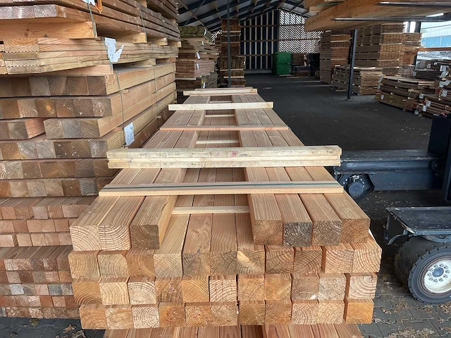 Douglas palen geschaafd 90x90mm, lengte 500cm (40x) - afbeelding 1 van  3