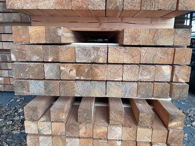Douglas palen geschaafd 90x90mm, lengte 500cm (40x) - afbeelding 3 van  3