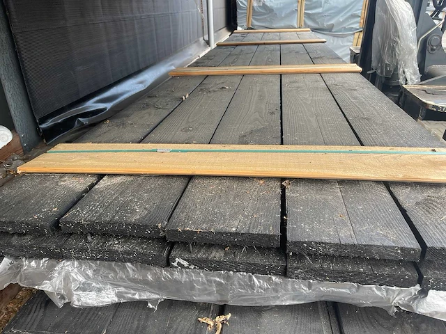 Douglas planken fijnbezaagd zwart gecoat 4500x200x24mm (15x) - afbeelding 1 van  3