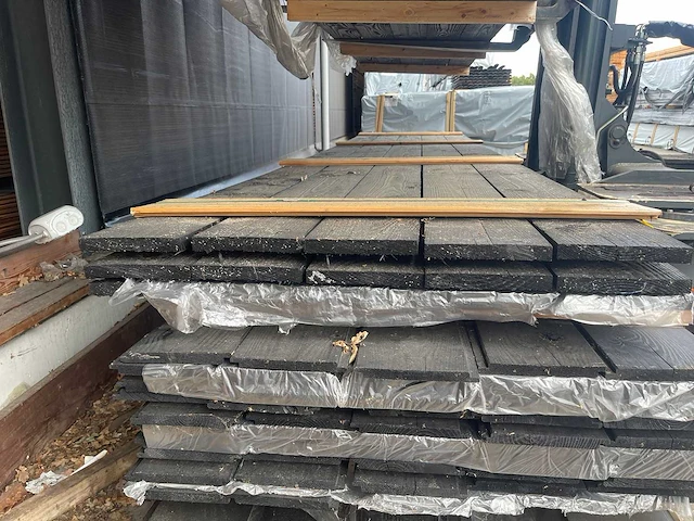 Douglas planken fijnbezaagd zwart gecoat 4500x200x24mm (15x) - afbeelding 3 van  3