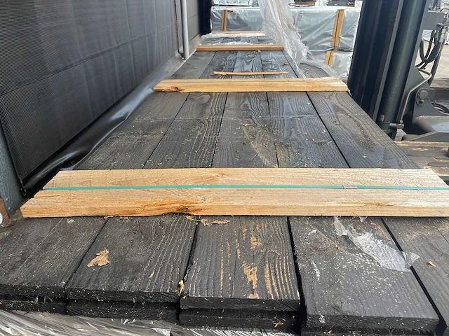 Douglas planken fijnbezaagd zwart gecoat 4500x200x24mm (24x) - afbeelding 1 van  3