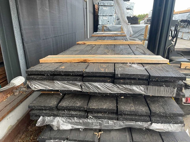 Douglas planken fijnbezaagd zwart gecoat 4500x200x24mm (24x) - afbeelding 3 van  3