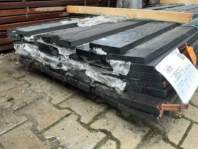 Douglas planken zwart gespoten 22x150mm, lengte 500cm (42x) - afbeelding 1 van  3