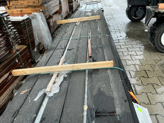 Douglas planken zwart gespoten 22x150mm, lengte 500cm (42x) - afbeelding 2 van  3