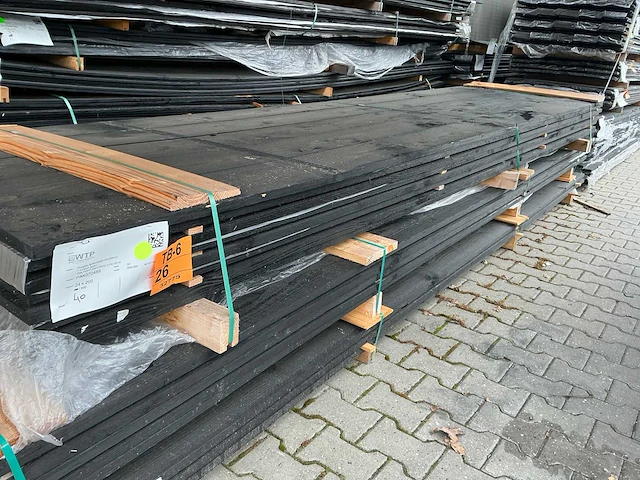 Douglas planken zwart gespoten 24x200mm, lengte 400cm (40x) - afbeelding 1 van  3