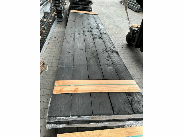 Douglas planken zwart gespoten 24x200mm, lengte 400cm (40x) - afbeelding 2 van  3
