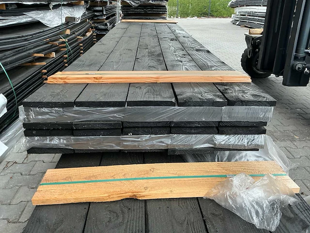 Douglas planken zwart gespoten 24x200mm, lengte 400cm (40x) - afbeelding 3 van  3