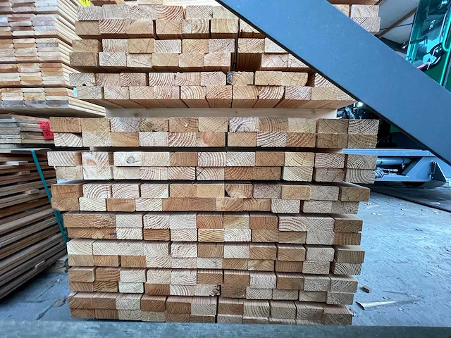 Douglas regels geschaafd 40x80mm, lengte 500cm (154x) - afbeelding 2 van  3