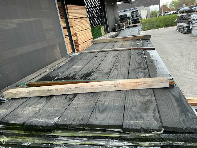 Douglas schuttingplanken zwart gespoten 16x140mm, lengte 300cm (104x) - afbeelding 1 van  3